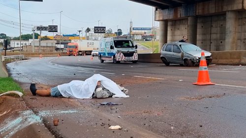 Homem morre após ser ejetado de veículo no Trevo Cataratas durante perseguição policial, em Cascavel Imagem referente a Homem morre após ser ejetado de veículo no Trevo Cataratas durante perseguição policial, em Cascavel