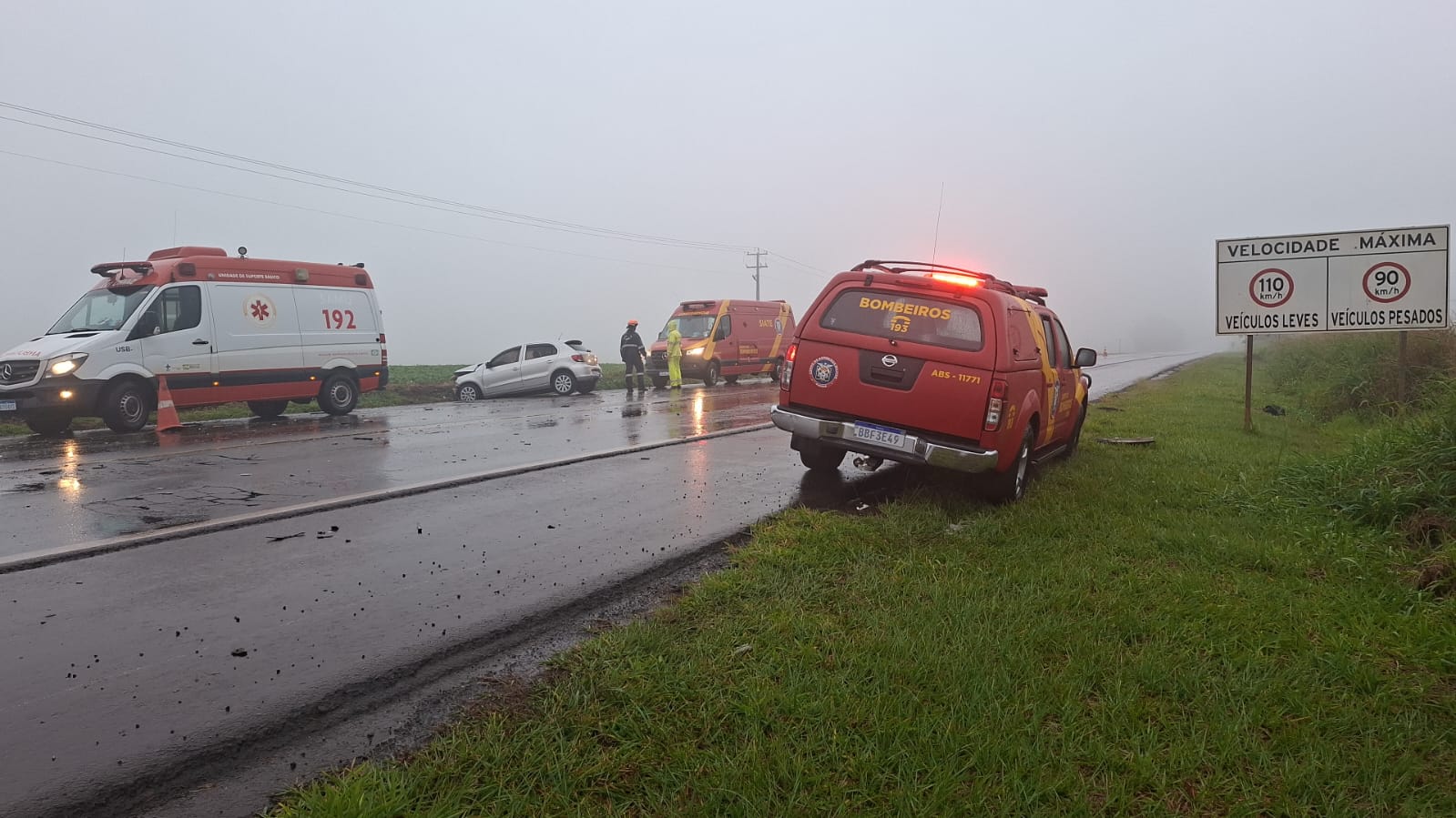 Duas pessoas ficam feridas em acidente entre carro e caminhão na BR-369, em Corbélia