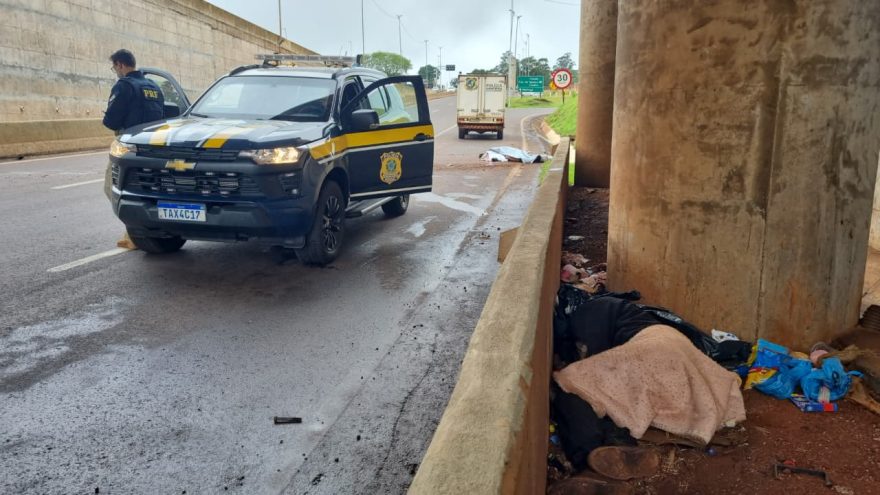 Enquanto carro capota em acidente com morte no Trevo Cataratas, morador de rua dorme como se nada tivesse acontecido