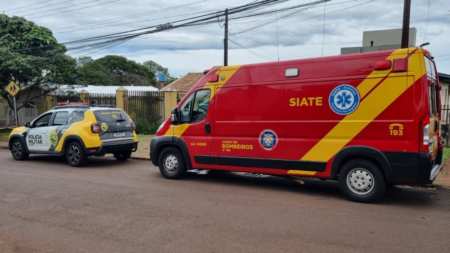 Mulher se corta ao quebrar porta de vidro durante discussão familiar em Cascavel