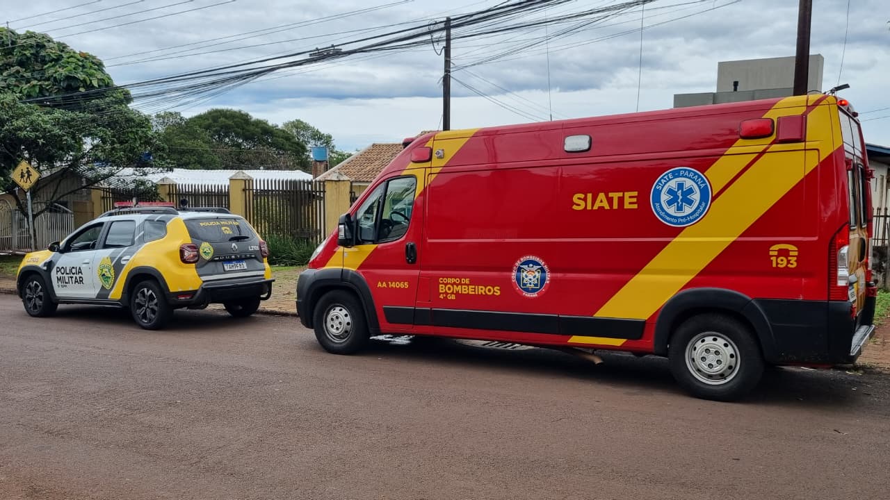 Mulher se corta ao quebrar porta de vidro durante discussão familiar em Cascavel