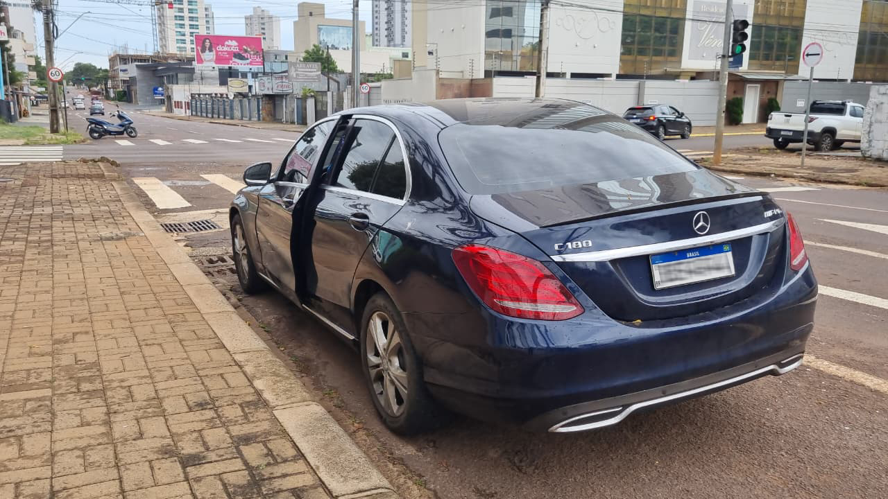 Acidente entre Mercedes C180 e motocicleta deixa mulher ferida no Centro de Cascavel