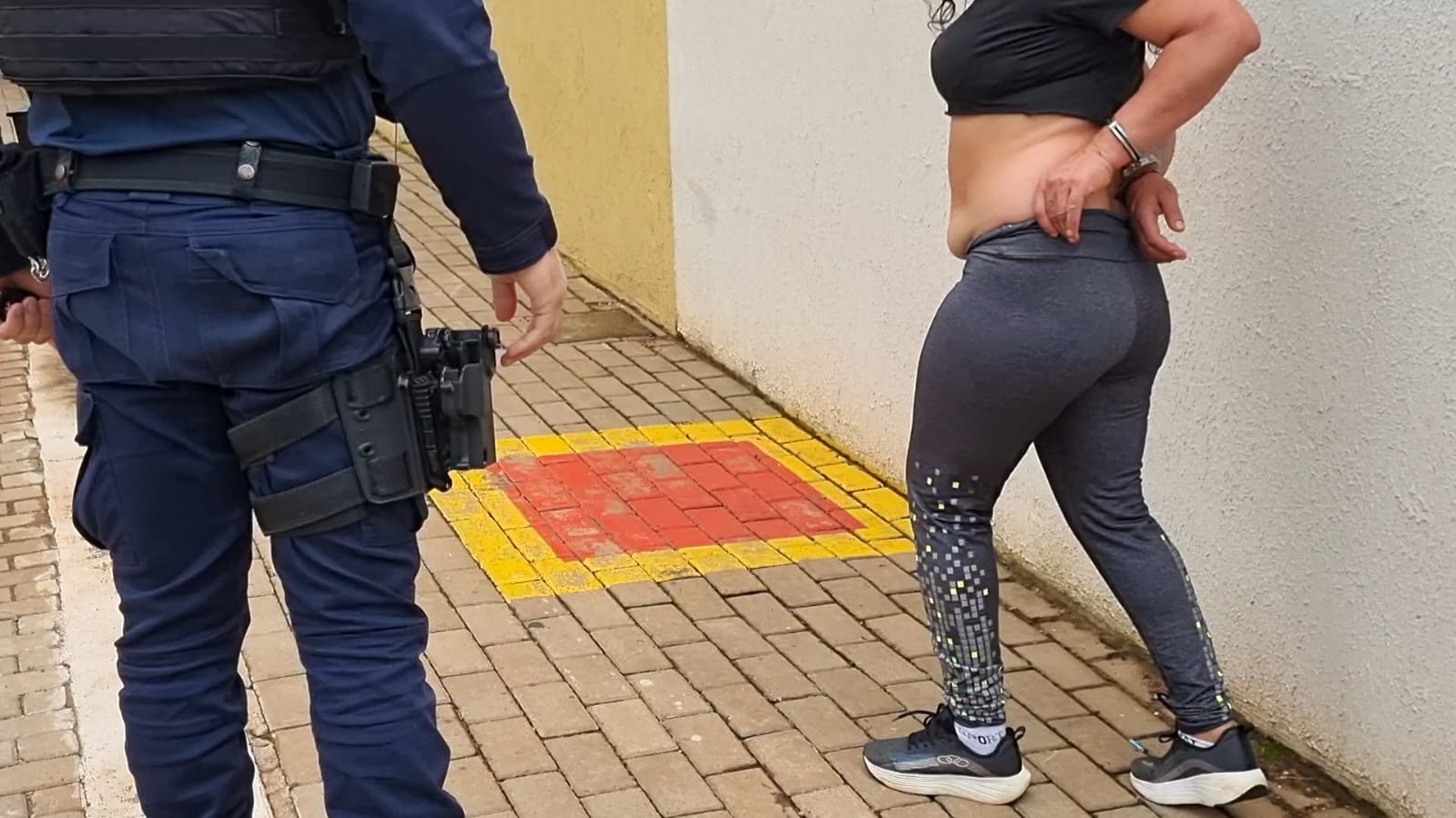 Mulher é detida por desacato em frente a distribuidora no Jardim Tarumã, em Cascavel