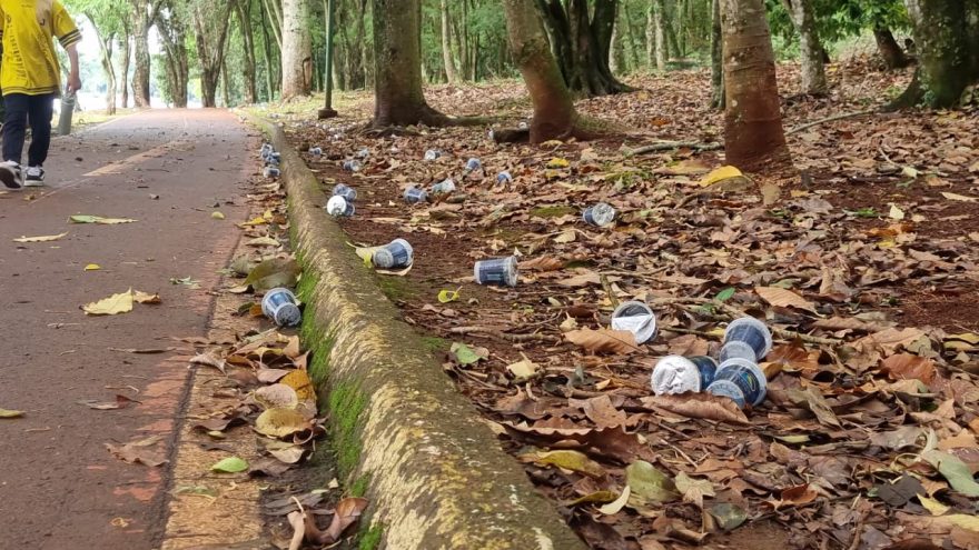 Lago Municipal de Cascavel fica tomado por copos descartados após prova de corrida de rua