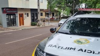 Crianças são resgatadas após serem flagradas brincando no telhado de prédio no Centro de Cascavel