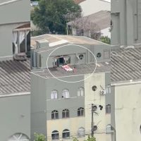 Imagem referente a Tragédia evitada: Vídeo flagra crianças brincando e pulando em telhado de prédio no Centro de Cascavel