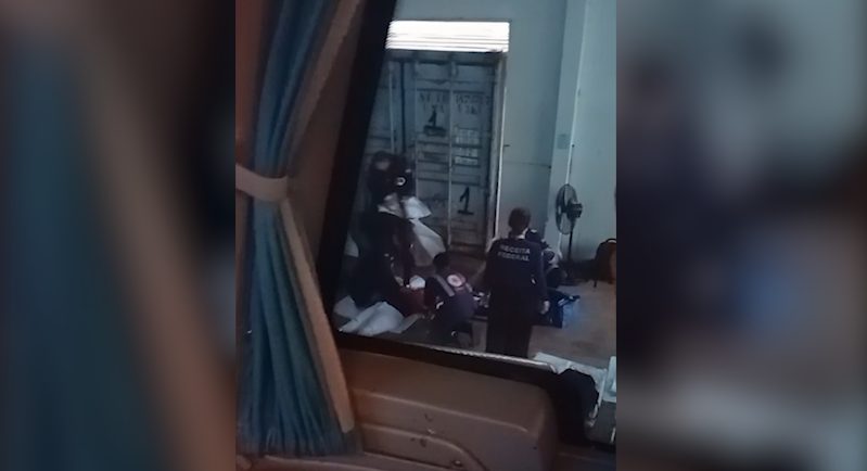 Vídeo: Paraguaia passa mal e morre no pátio da Receita Federal em Maringá