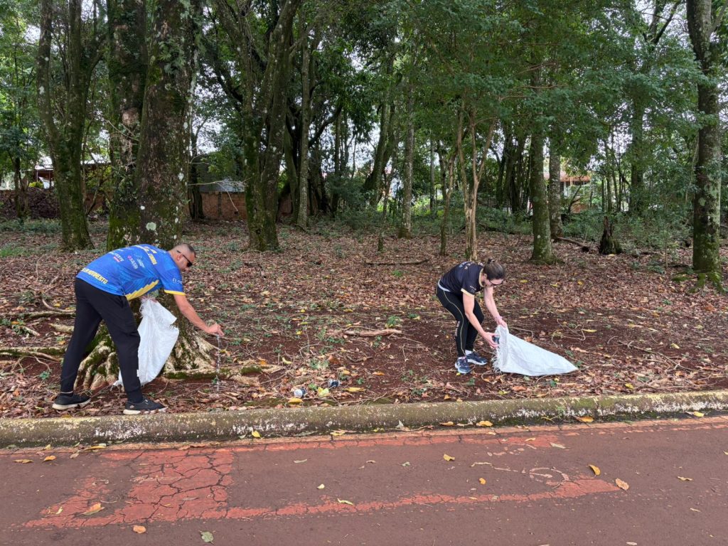 Voluntários recolhem copos descartados após prova de corrida no Lago Municipal