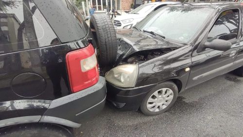 Engavetamento deixa duas mulheres feridas em Curitiba