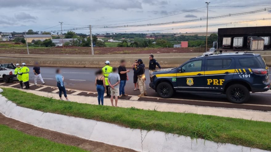 Motorista perde o controle da direção e bate em mureta no Trevo Cataratas