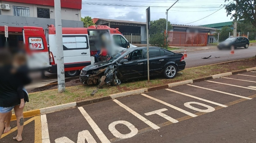Condutor e neto ficam feridos após capotamento em Toledo