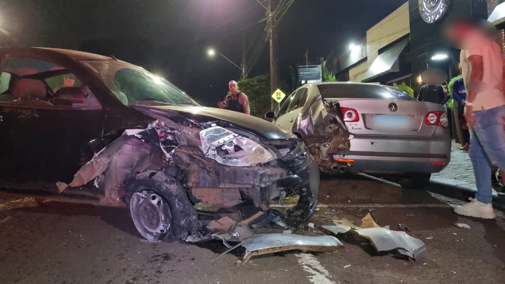 Motorista bate Ford Ka em Jetta estacionado na Rua Jacarezinho, no Bairro São Cristóvão