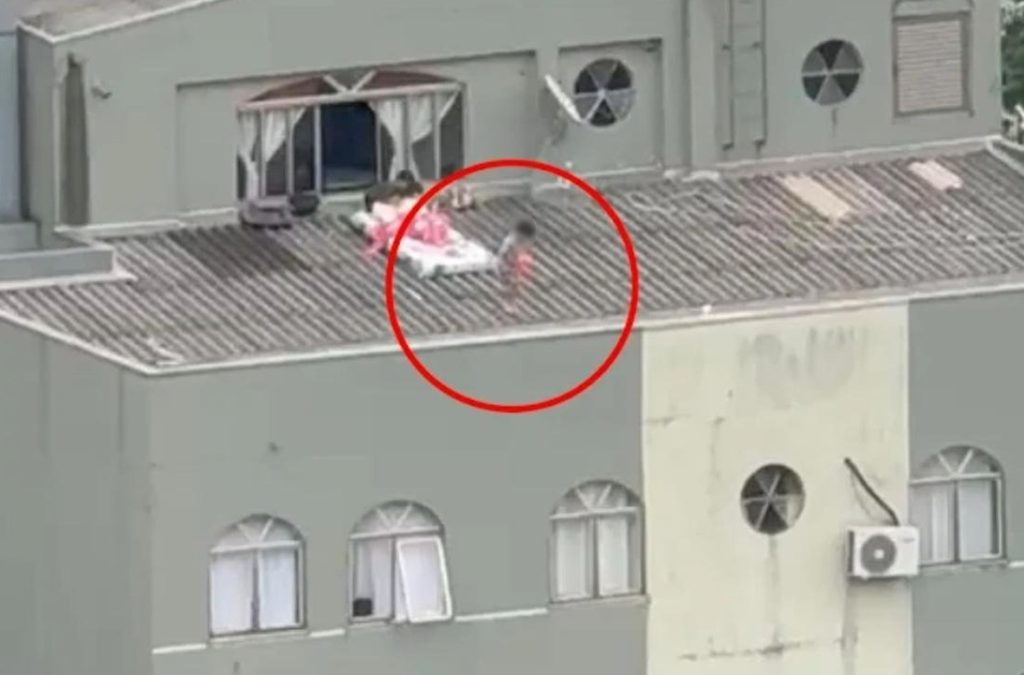 Conforme a PM, pai supervisionava crianças brincando no telhado; Conselho Tutelar acompanha o caso