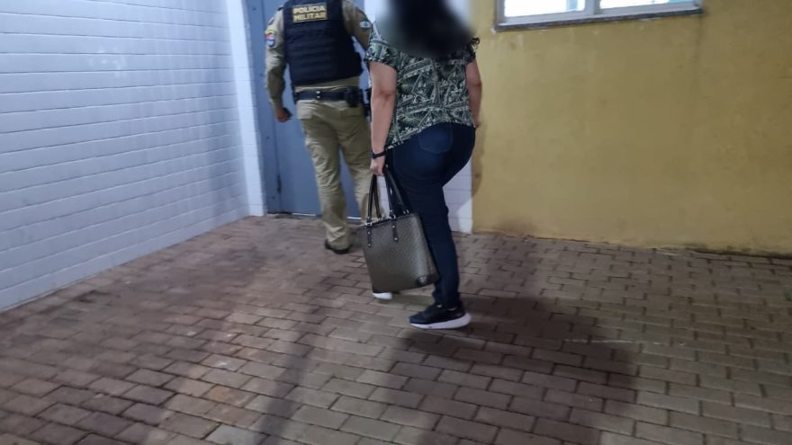 Motorista que bateu Ka em Jetta estacionado é encaminhada à Delegacia