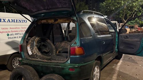 Ação conjunta da PF, PC e Marinha resulta na apreensão de veículo carregado com pneus contrabandeados em Foz do Iguaçu Imagem referente a Ação conjunta da PF, PC e Marinha resulta na apreensão de veículo carregado com pneus contrabandeados em Foz do Iguaçu