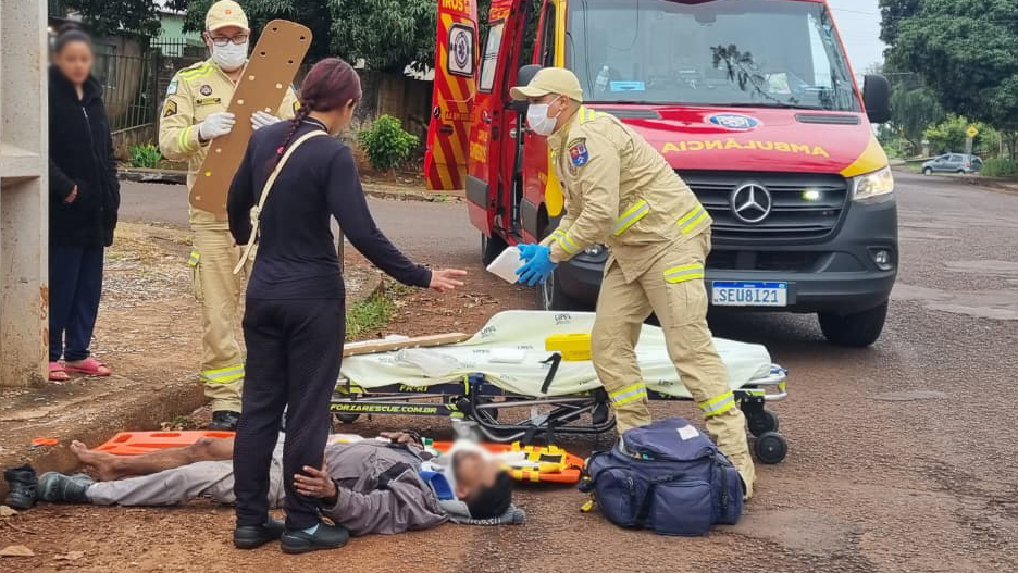 Homem fica ferido após cair de veículo elétrico ao desviar de carro no Bairro Periolo Homem fica ferido após cair de veículo elétrico ao desviar de carro no Bairro Periolo