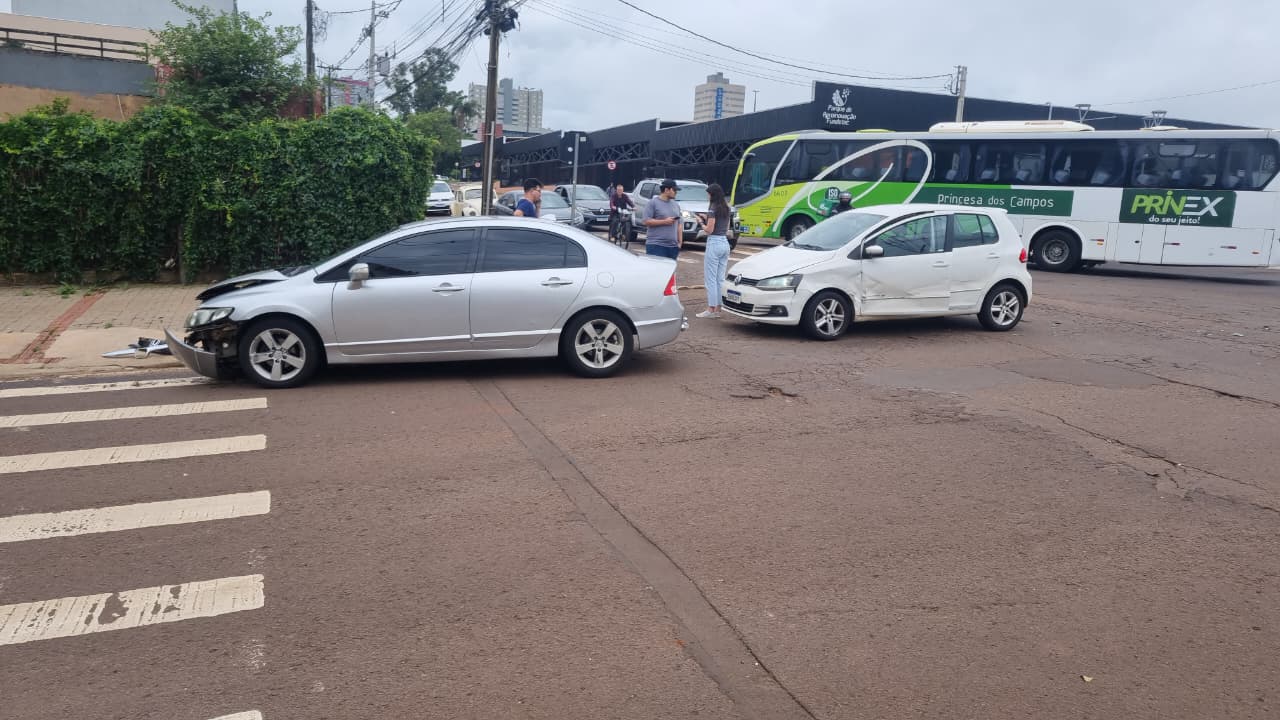 Civic e Fox se envolvem em colisão atrás da Rodoviária de Cascavel Civic e Fox se envolvem em colisão atrás da Rodoviária de Cascavel
