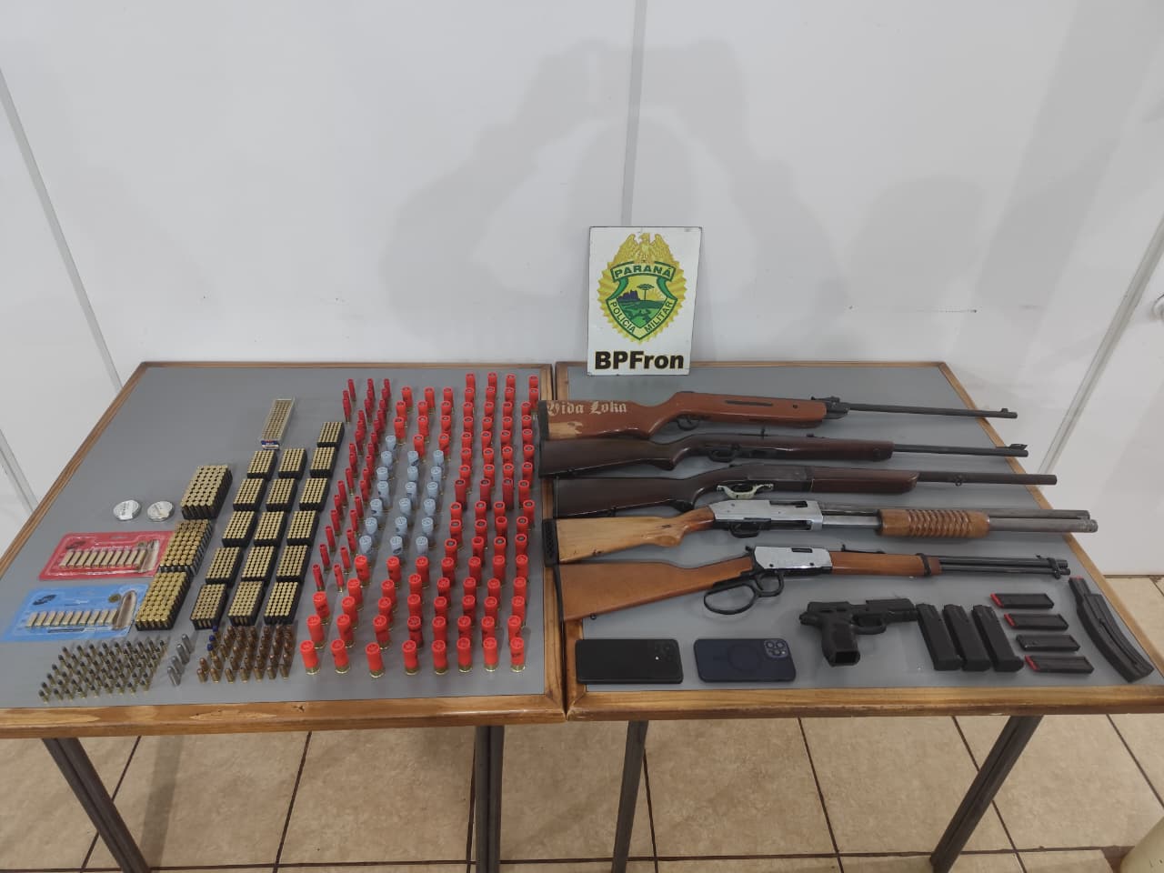 Dupla é presa em Marechal com arsenal escondido debaixo da cama e prejuízo de R$ 33 mil Dupla é presa em Marechal com arsenal escondido debaixo da cama e prejuízo de R$ 33 mil
