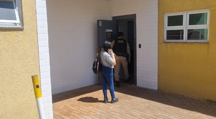 Mulher é detida por acusação de cometer crime de injúria racial Mulher é detida por acusação de cometer crime de injúria racial