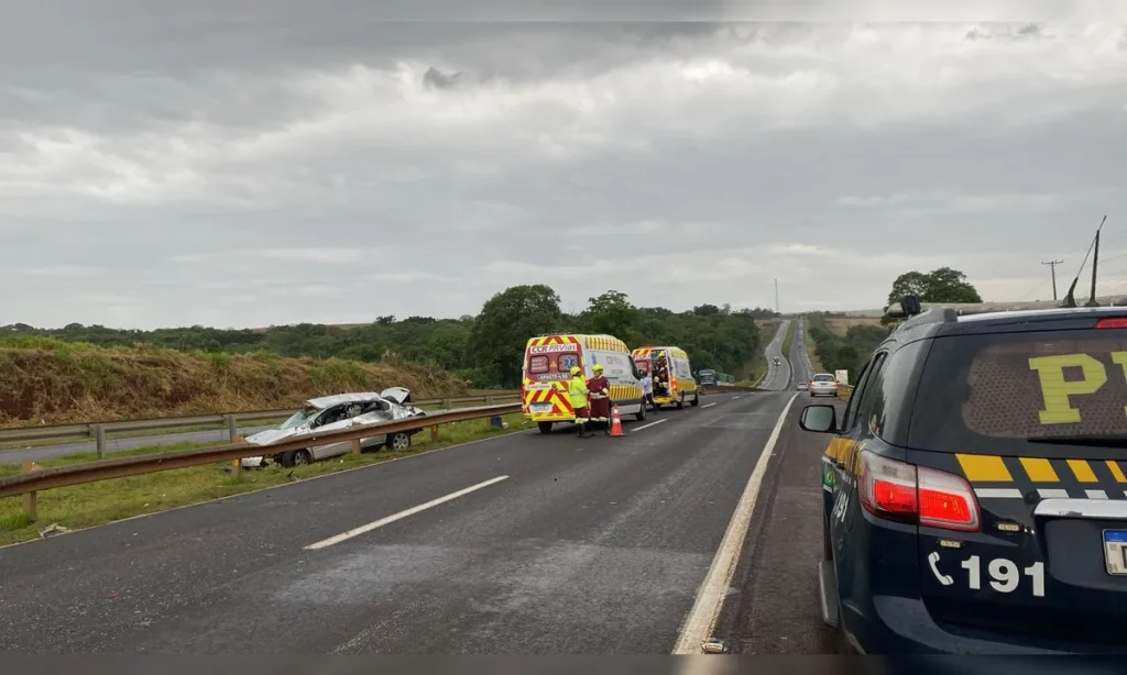 Mãe e filha ficam feridas em capotamento na BR-376 Mãe e filha ficam feridas em capotamento na BR-376