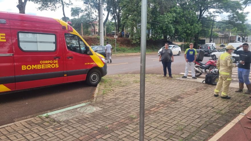 Colisão entre carro e moto na Avenida Piquiri deixa uma pessoa ferida