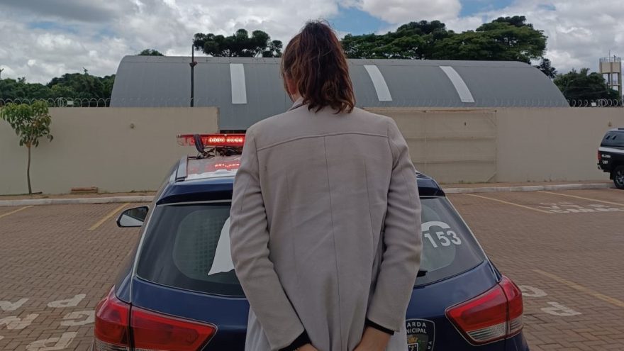 Mulher trans é detida por furto de salgadinhos, doces e lubrificante em supermercado