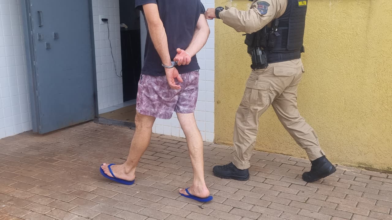 Homem é preso após agredir o próprio pai e o sobrinho em Cascavel Homem é preso após agredir o próprio pai e o sobrinho em Cascavel