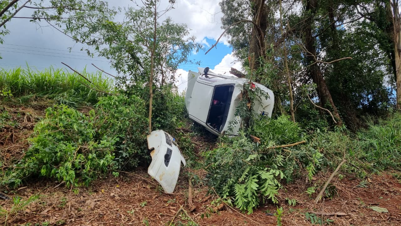 Capotamento deixa vítimas feridas na PR-180, em Cascavel Capotamento deixa vítimas feridas na PR-180, em Cascavel