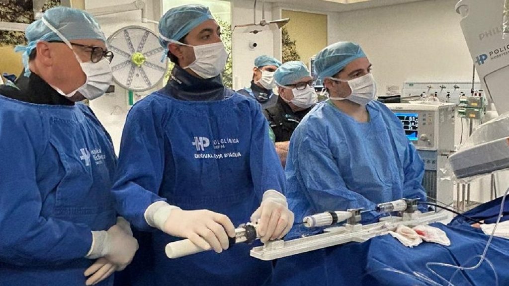 Cirurgia inédita e sem corte restaura válvula cardíaca de idoso de 90 anos