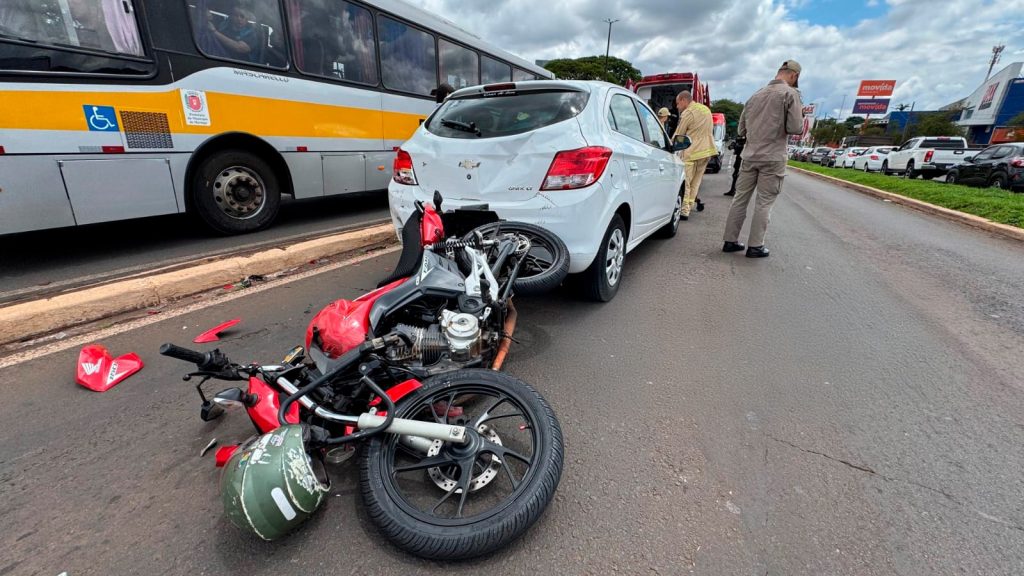 Grave acidente deixa motociclista ferido em Maringá Grave acidente deixa motociclista ferido em Maringá