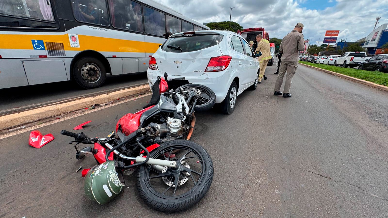 Grave acidente deixa motociclista ferido em Maringá