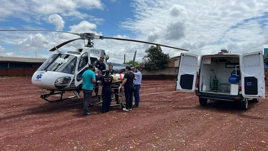 Caminhoneiro é transferido ao Hospital Universitário após tombar caminhão na PR-459