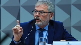 Ex-diretor do INSS nega vínculo político em depoimento à CPI Ex-diretor do INSS nega vínculo político em depoimento à CPI