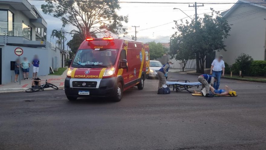 Mulher tem suspeita de fratura após colisão entre moto e bicicleta na Rua Salgado Filho