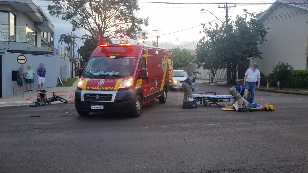 Mulher tem suspeita de fratura após colisão entre moto e bicicleta na Rua Salgado Filho