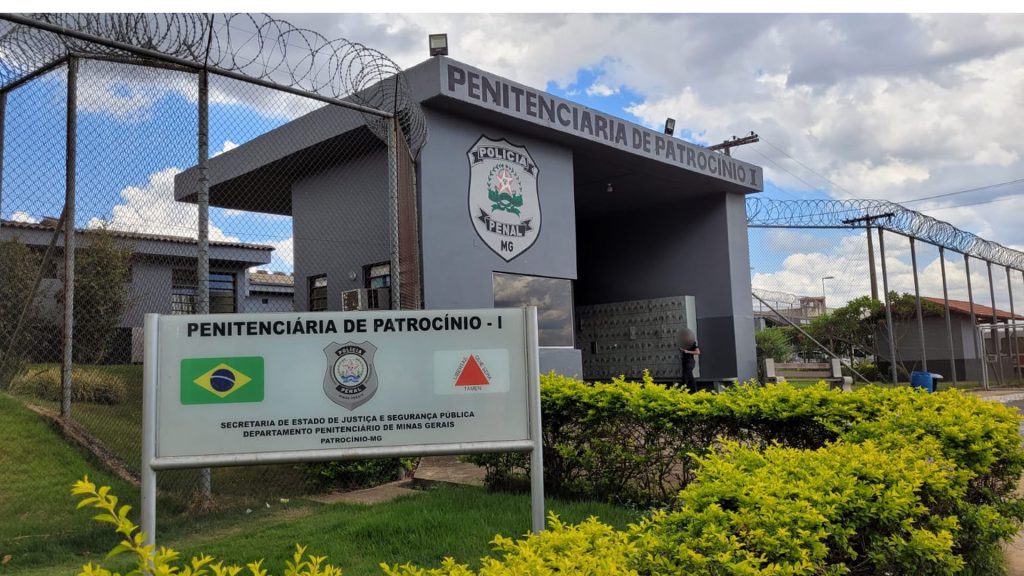 Professora é flagrada fazendo sexo com detento em sala de aula de penitenciária Professora é flagrada fazendo sexo com detento em sala de aula de penitenciária