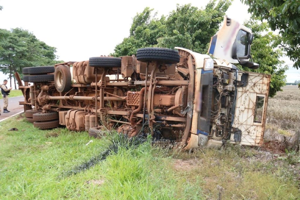 Motorista fica em estado gravíssimo após tombar caminhão carregado com ração e é resgatado pela UTI aérea Motorista fica em estado gravíssimo após tombar caminhão carregado com ração e é resgatado pela UTI aérea