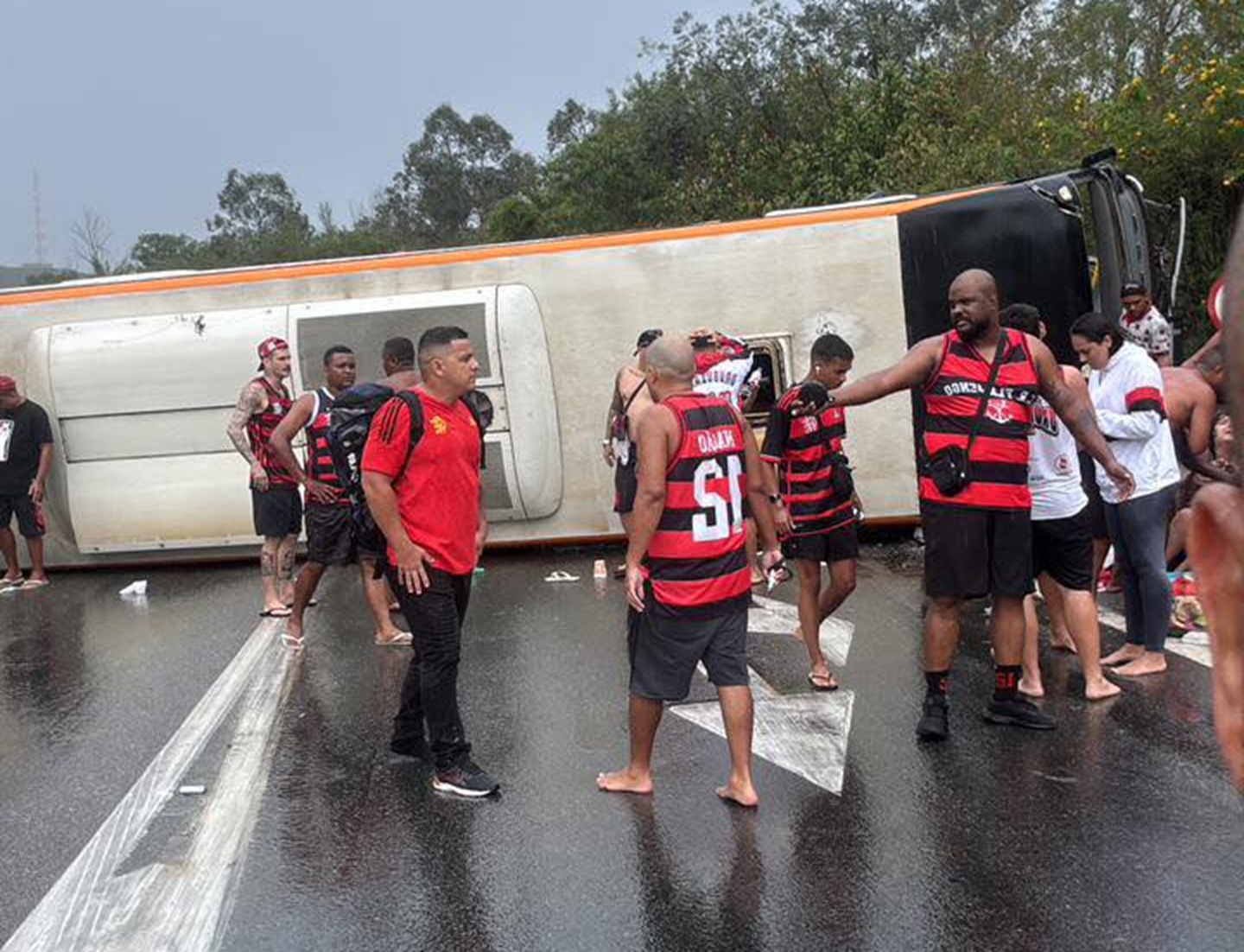 Torcida do Flamengo sofre acidente a caminho da Argentina e fecha Dutra