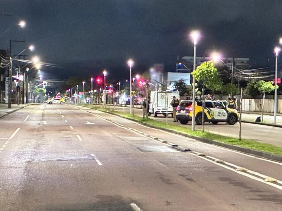 Homem invade agência, desafia PM e acaba morto a tiros no PR Imagem referente a Homem invade agência, desafia PM e acaba morto a tiros no PR