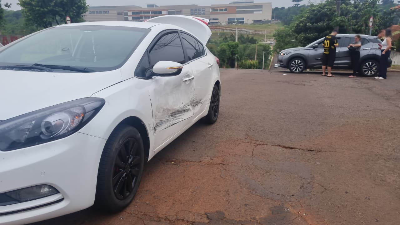 Kicks e Cerato se envolvem em acidente na Região do Lago em Cascavel Kicks e Cerato se envolvem em acidente na Região do Lago em Cascavel