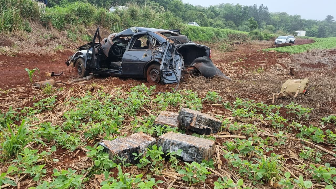 Fugindo da PRF com maconha, motorista capota carro e fica em estado grave Fugindo da PRF com maconha, motorista capota carro e fica em estado grave