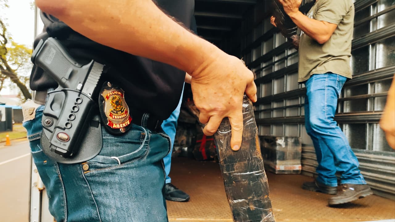 Grande efetivo da Polícia Federal garante destruição de 7 toneladas de drogas em Cascavel Grande efetivo da Polícia Federal garante destruição de 7 toneladas de drogas em Cascavel