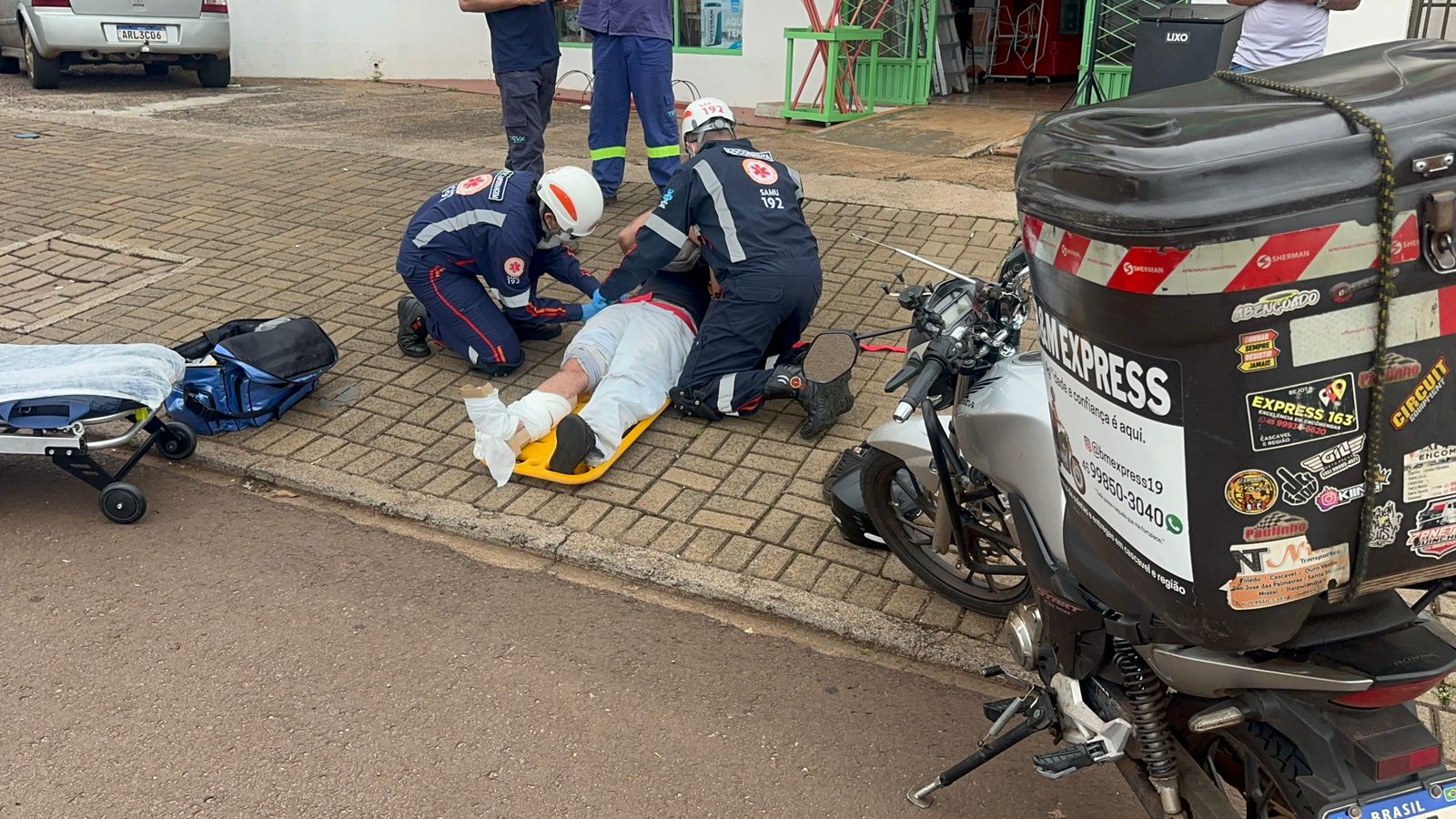 Motociclista quebra a perna após colisão com Saveiro no Brasmadeira Motociclista quebra a perna após colisão com Saveiro no Brasmadeira