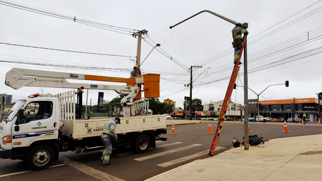 Semáforos da Jacarezinho com Avenida Brasil são reposicionados para melhorar a visualização dos motoristas em Cascavel Semáforos da Jacarezinho com Avenida Brasil são reposicionados para melhorar a visualização dos motoristas em Cascavel