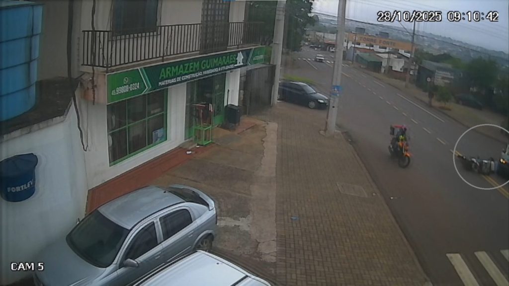Câmeras de segurança registram momento de acidente na Rua Poente Sol Câmeras de segurança registram momento de acidente na Rua Poente Sol