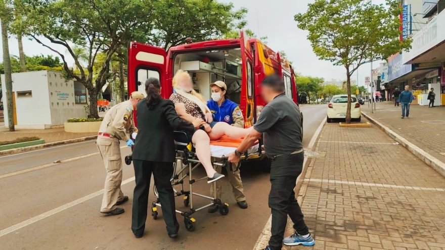 Mulher sofre queda em estabelecimento na Avenida Brasil e é encaminhada ao hospital
