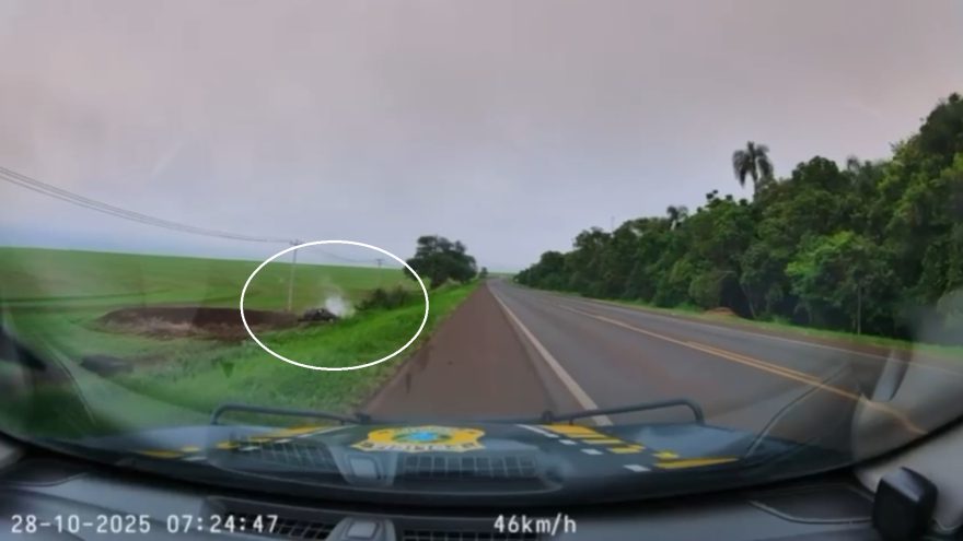 Câmera da PRF registra fuga em alta velocidade e capotamento de carro carregado com 150 kg de maconha em Cascavel