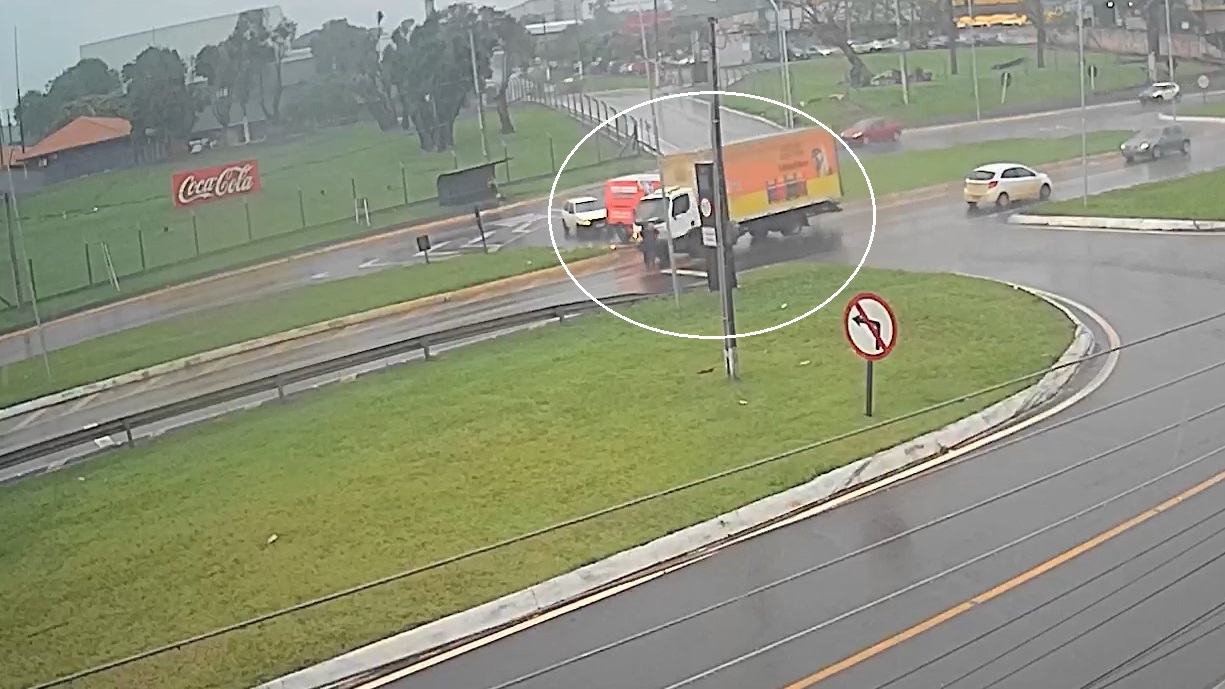 Ciclista é atingido por caminhão no Trevo da Portal, na BR-277 em Cascavel