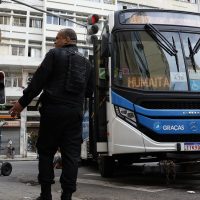 Imagem referente a Rio: mais de 50 ônibus viraram barricada; transporte está afetado