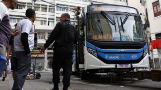 Rio: mais de 50 ônibus viraram barricada; transporte está afetado
